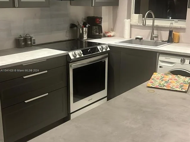 581 Blue Heron Dr # B, Hallandale Beach FL 33009