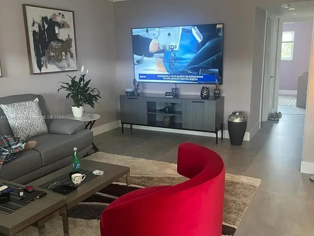 581 Blue Heron Dr # B, Hallandale Beach FL 33009