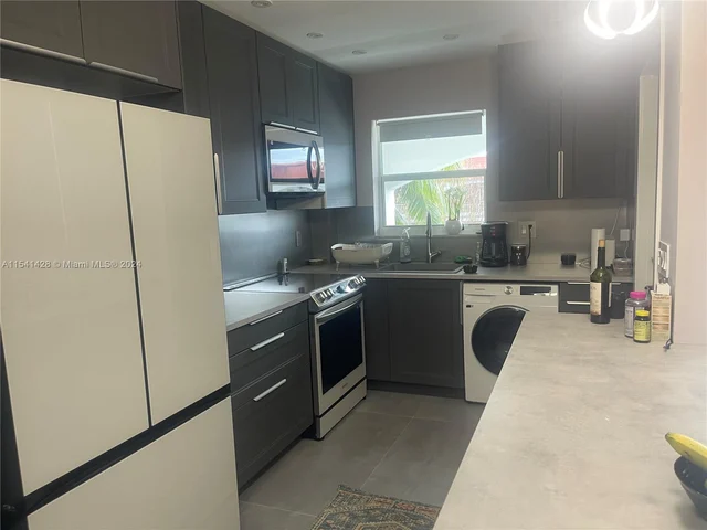 581 Blue Heron Dr # B, Hallandale Beach FL 33009