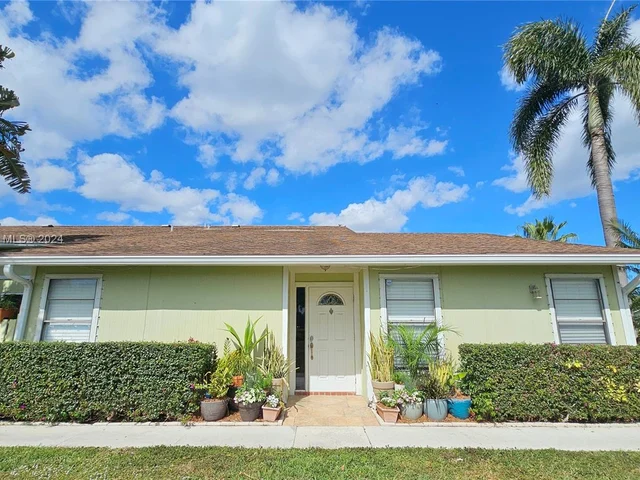 4245 Willow Pond Cir, West Palm Beach FL 33417