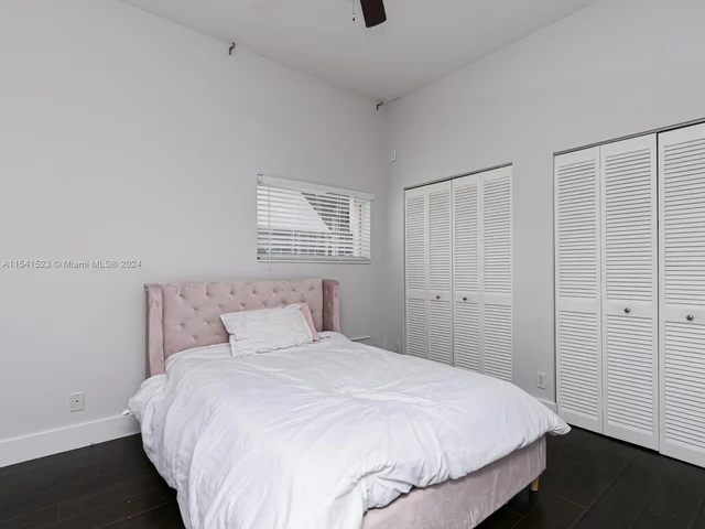 8319 NW 43rd St, Coral Springs FL 33065