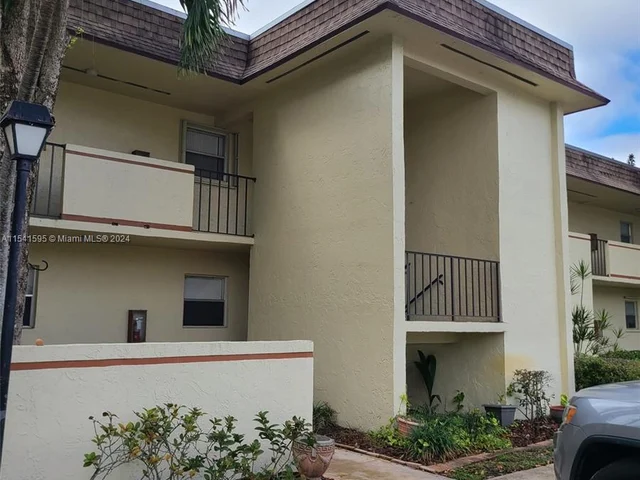 5525 N Lakewood Cir N # 212, Margate FL 33063