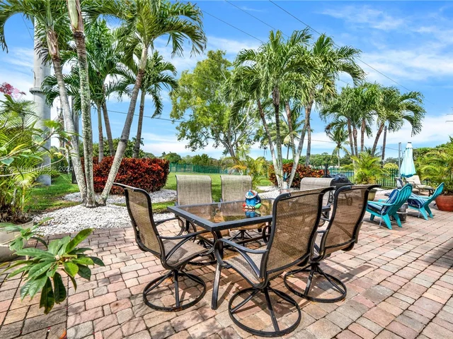 1602 SE 16th Ave, Homestead FL 33035