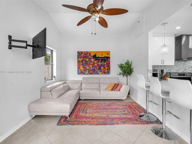 6221 Manchester Ln, Davie FL 33331