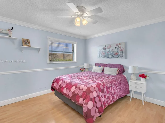 6221 Manchester Ln, Davie FL 33331