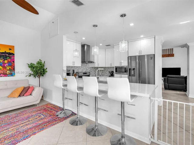 6221 Manchester Ln, Davie FL 33331