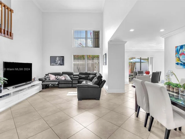 6221 Manchester Ln, Davie FL 33331