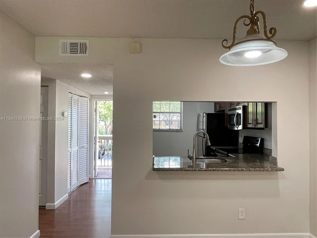 10336 NW 8th St # 204, Pembroke Pines FL 33026