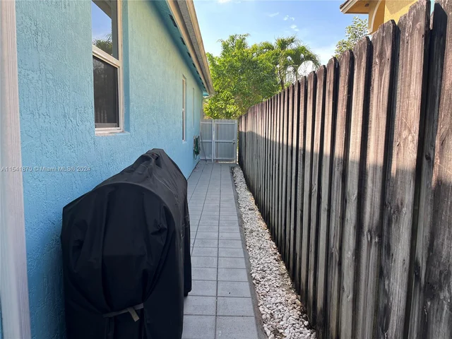 9843 SW 161st Ave, Miami FL 33196