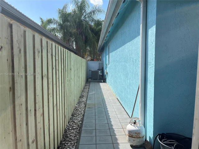 9843 SW 161st Ave, Miami FL 33196