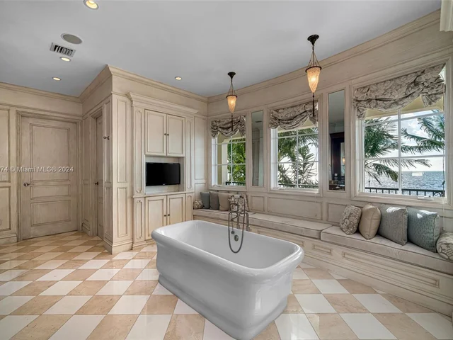 33 Arvida Pkwy, Coral Gables FL 33156