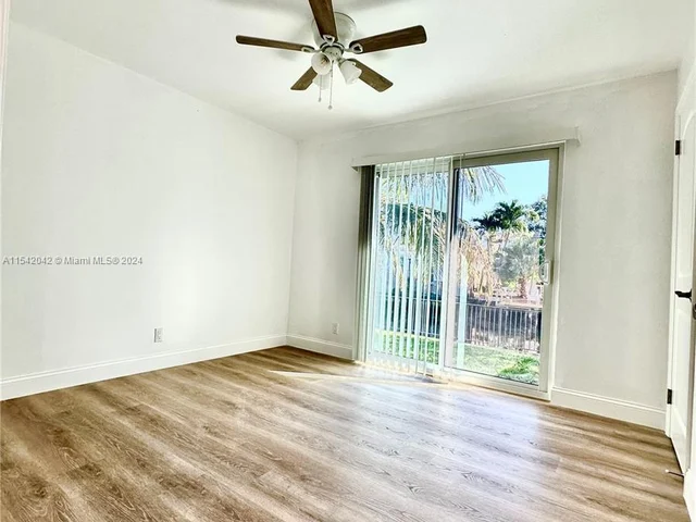 3042 Hayes St, Hollywood FL 33021