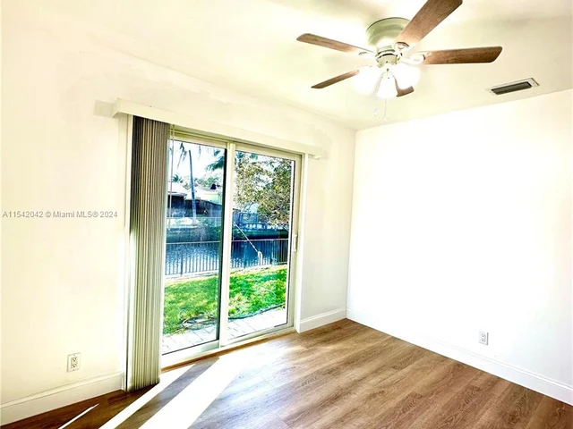 3042 Hayes St, Hollywood FL 33021