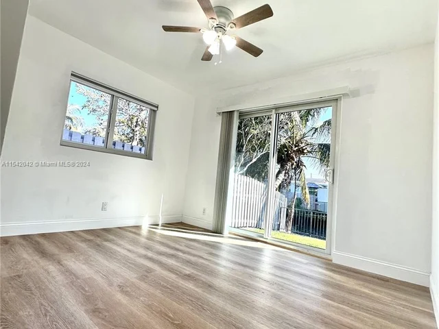 3042 Hayes St, Hollywood FL 33021