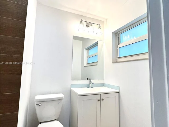 3042 Hayes St, Hollywood FL 33021