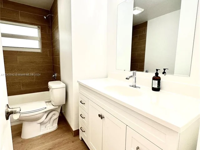 3042 Hayes St, Hollywood FL 33021