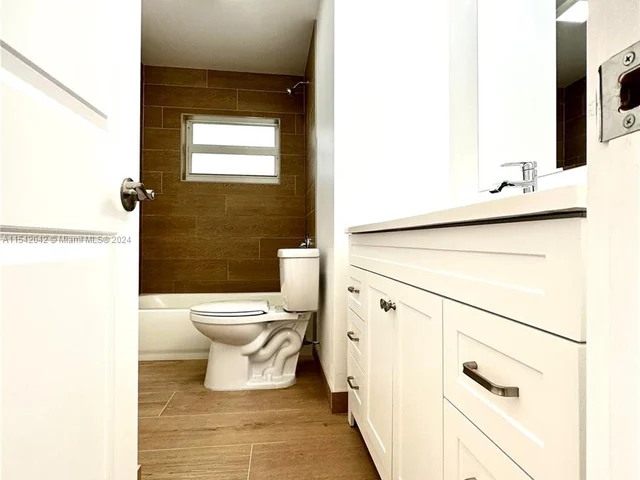 3042 Hayes St, Hollywood FL 33021