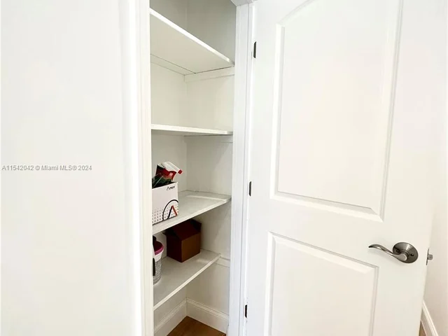 3042 Hayes St, Hollywood FL 33021