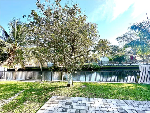 3042 Hayes St, Hollywood FL 33021