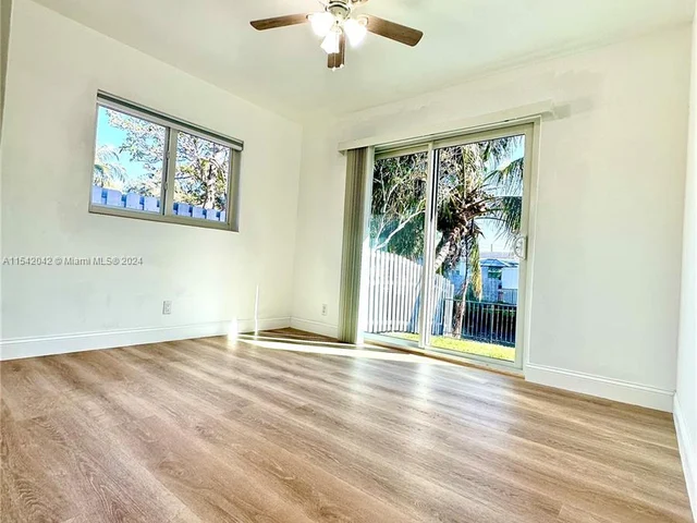 3042 Hayes St, Hollywood FL 33021