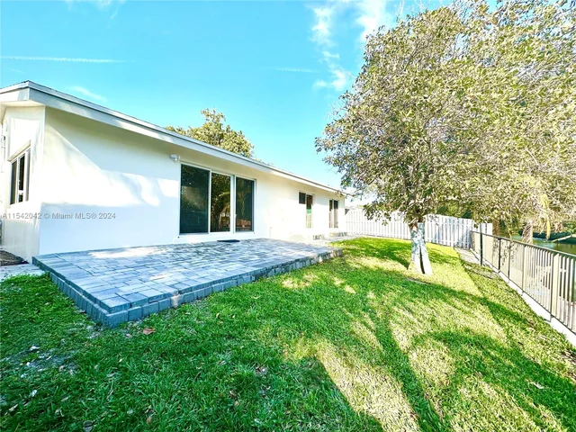 3042 Hayes St, Hollywood FL 33021