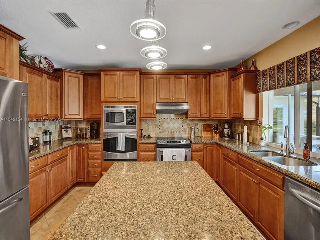 6801 SW 17th St, Plantation FL 33317