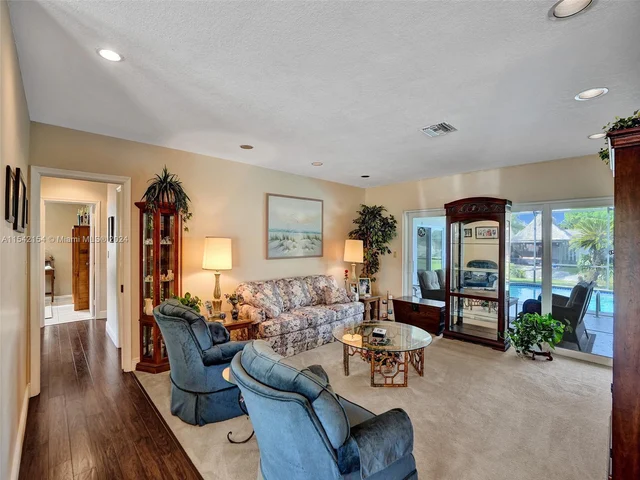 6801 SW 17th St, Plantation FL 33317