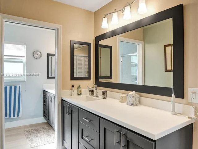 6801 SW 17th St, Plantation FL 33317