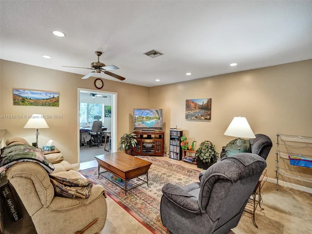 6801 SW 17th St, Plantation FL 33317