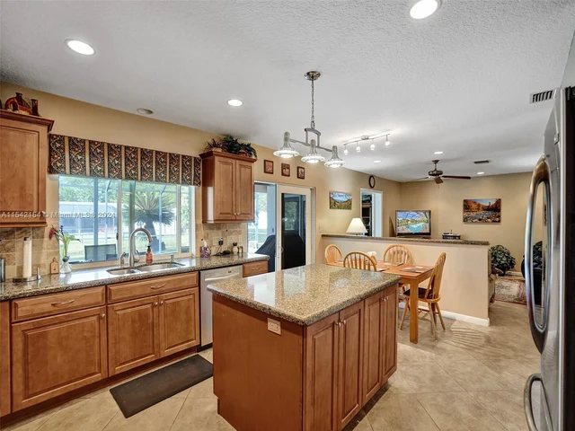 6801 SW 17th St, Plantation FL 33317