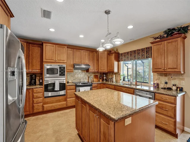 6801 SW 17th St, Plantation FL 33317