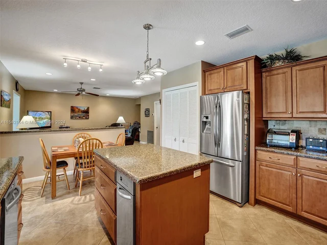 6801 SW 17th St, Plantation FL 33317