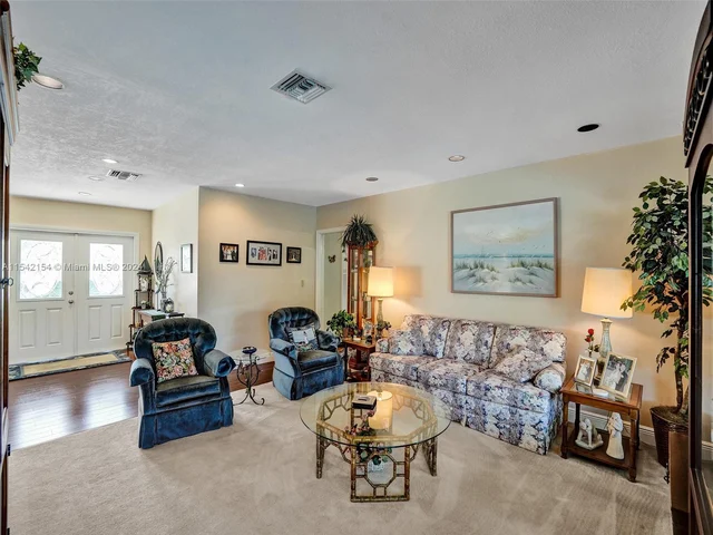 6801 SW 17th St, Plantation FL 33317