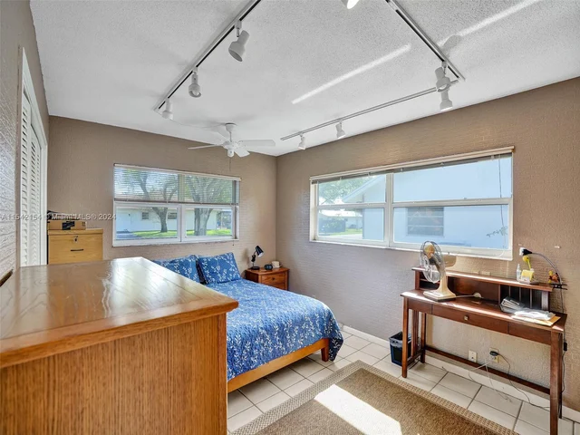 6801 SW 17th St, Plantation FL 33317