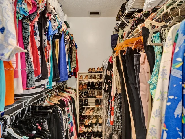 6801 SW 17th St, Plantation FL 33317