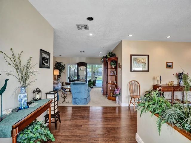 6801 SW 17th St, Plantation FL 33317