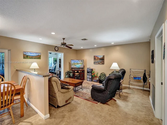 6801 SW 17th St, Plantation FL 33317