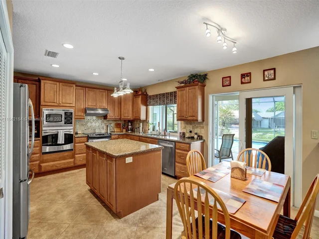 6801 SW 17th St, Plantation FL 33317