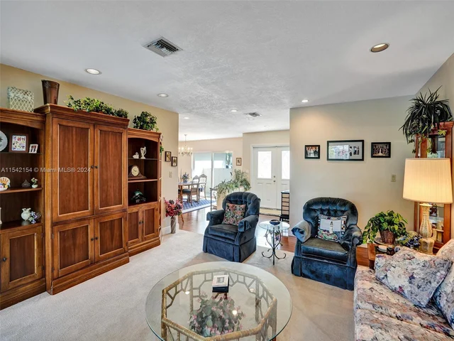 6801 SW 17th St, Plantation FL 33317