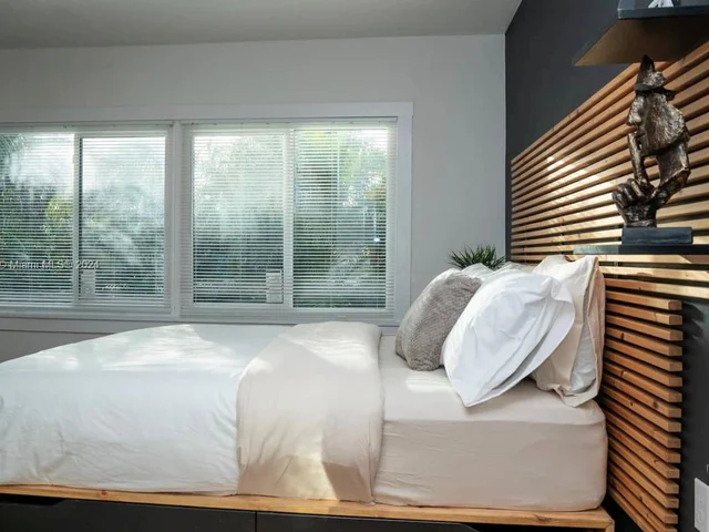 2614 Monroe St, Hollywood FL 33020