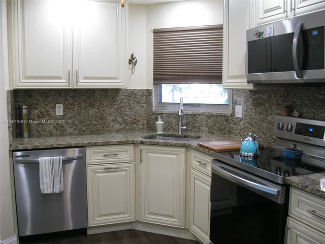 3755 Via Poinciana # 216, Lake Worth FL 33467