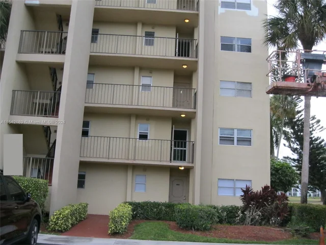 3755 Via Poinciana # 216, Lake Worth FL 33467