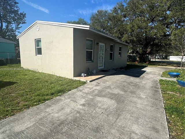 3001 NW 164th Ter, Miami Gardens FL 33054