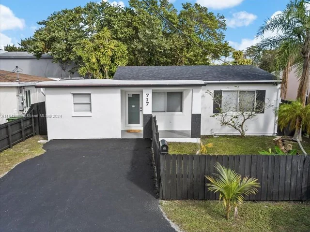 717 SW 7th Ter, Hallandale Beach FL 33009