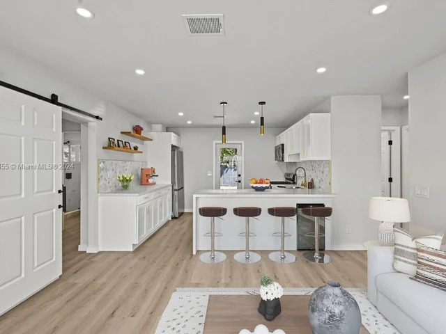 717 SW 7th Ter, Hallandale Beach FL 33009