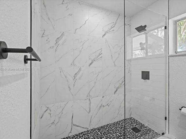 717 SW 7th Ter, Hallandale Beach FL 33009