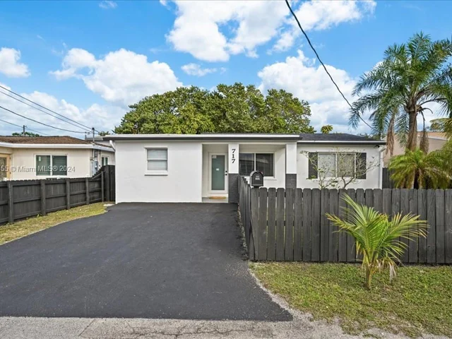 717 SW 7th Ter, Hallandale Beach FL 33009