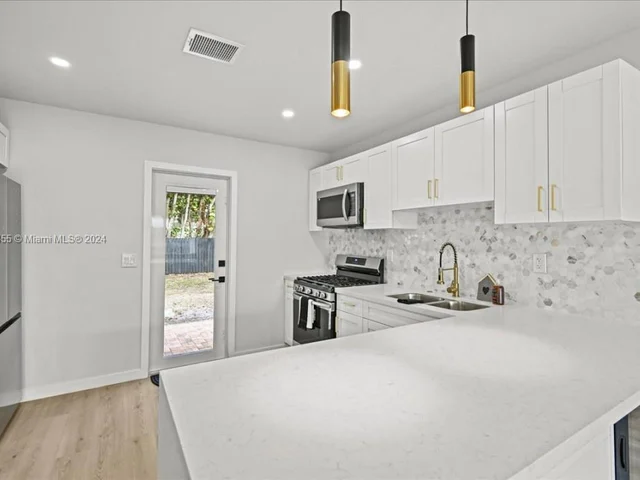 717 SW 7th Ter, Hallandale Beach FL 33009