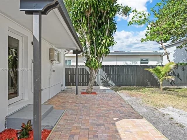 717 SW 7th Ter, Hallandale Beach FL 33009