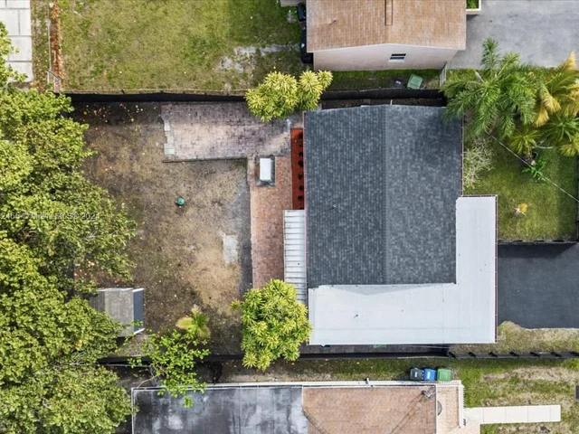 717 SW 7th Ter, Hallandale Beach FL 33009